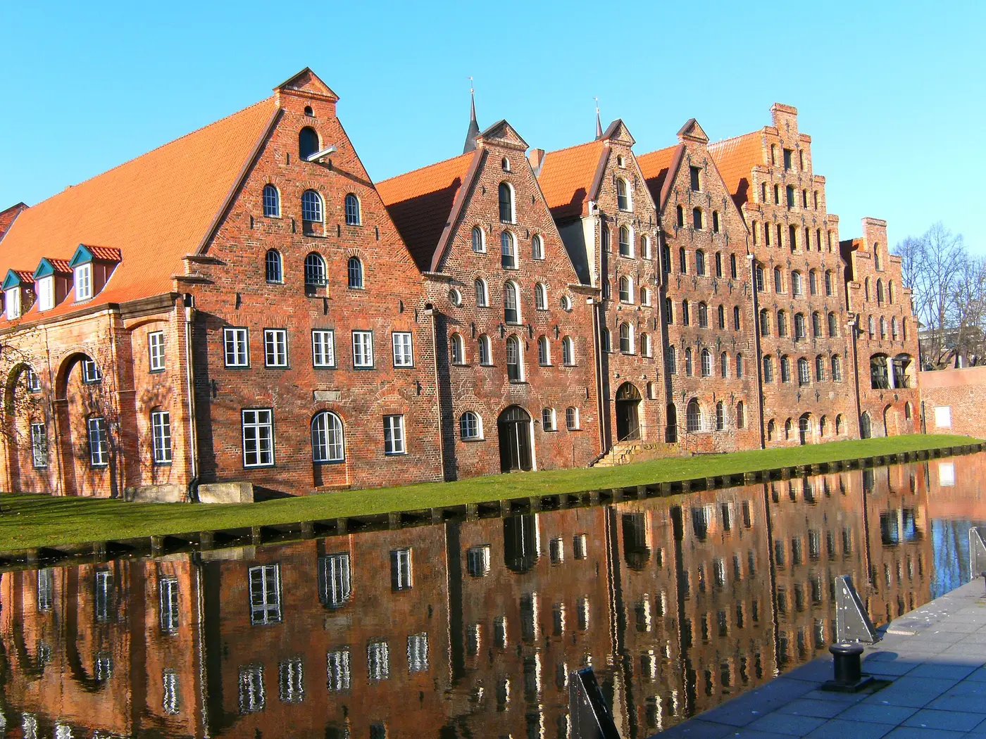 Die historischen Salzspeicher an der Trave, von der Obertrave aus gesehen