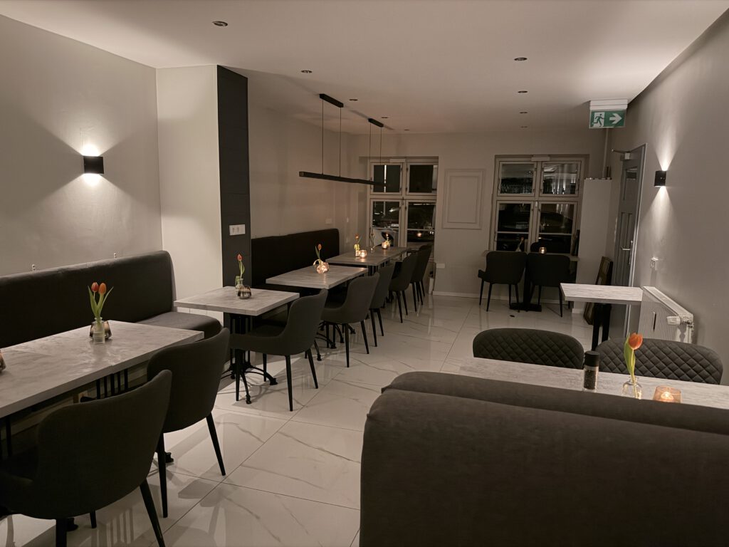 Sitzplätze im Hansefrisch Restaurant mit moderner, gemütlicher Atmosphäre.